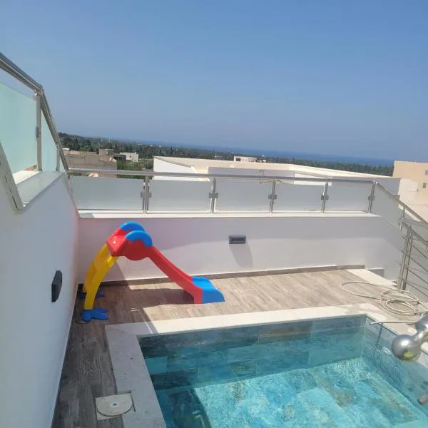 Appartement avec piscine vue sur mer，位于Raʼs al Jabal的酒店