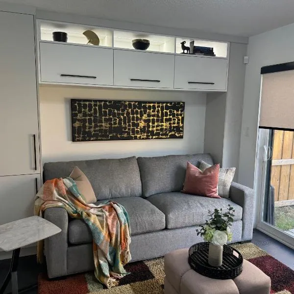 Modern sleek haven，位于伯灵顿的酒店
