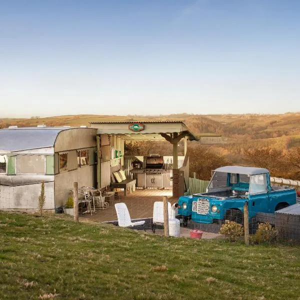 Bluebird Penthouse & Land Rover Hot Tub，位于High Bickington的酒店