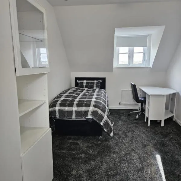 Multiple rooms available in house In Buckingham Park，位于Weedon的酒店