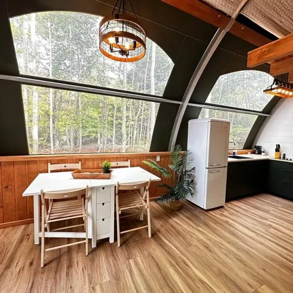 Sunken Escapes Glamping Unit #1，位于New Minas的酒店