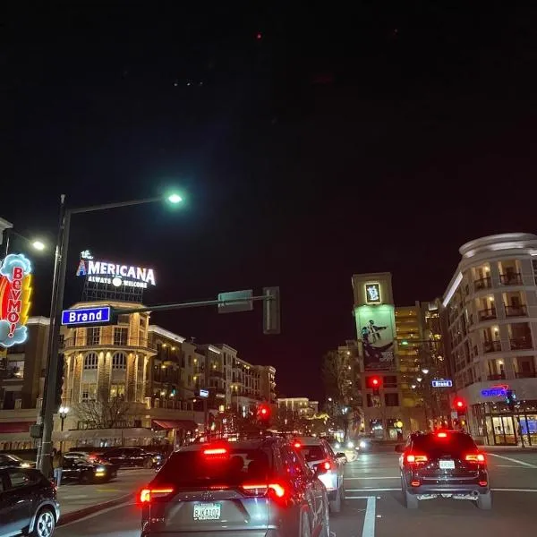 Glendale Americana 2 Bedroom 2 Bathroom Condo，位于格伦代尔的酒店