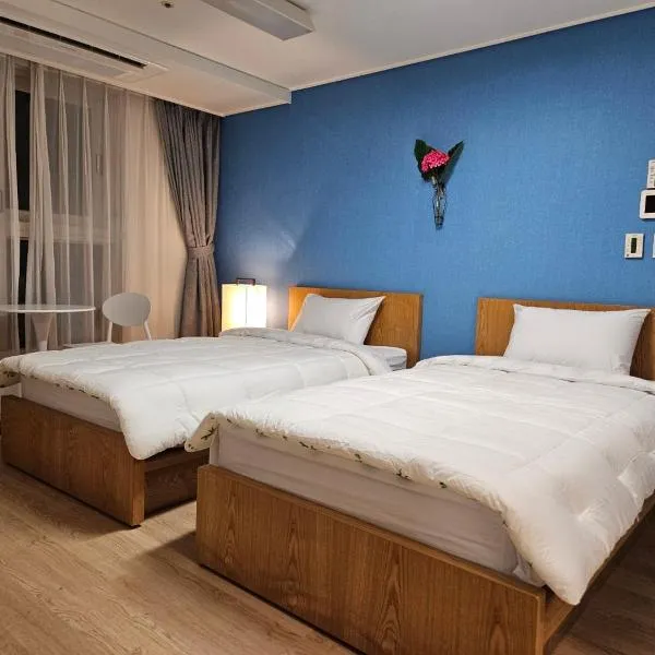 #2 Twin# 2 minutes run to the sea, close to the sea, 5 minutes to Club D Oasis swimming pool, renewal fresh apartment，位于釜山的酒店
