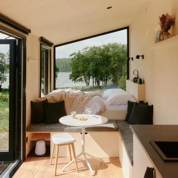 Raus Tiny House am See mit Sauna und Whirlpool，位于Lenzen的酒店