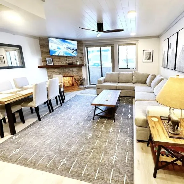 Remodeled Ski in and ski out Condo!，位于布雷肯里奇的酒店