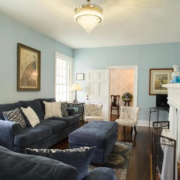 Borum House - 3 Bed, 2 & Half Bath, Full Kitchen, Heart of Downtown Natchez，位于纳奇兹的酒店