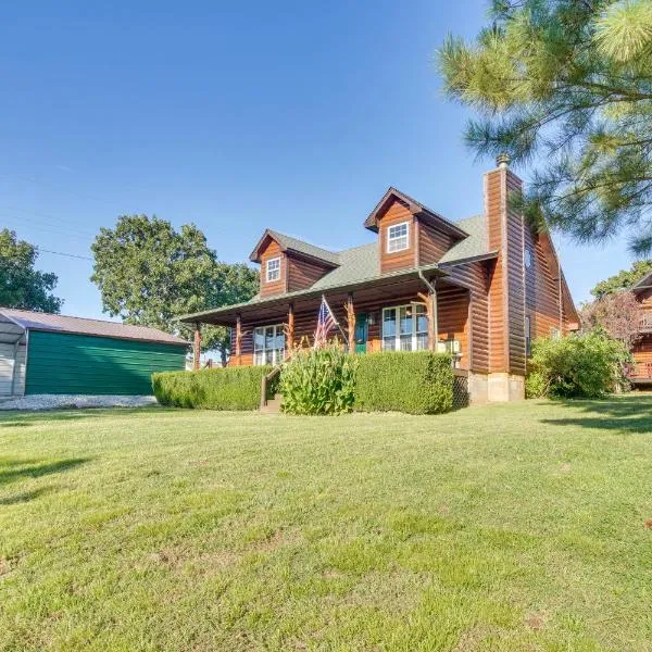 Incredible Log Home 1 Mile From Lake Tenkiller，位于Vian的酒店