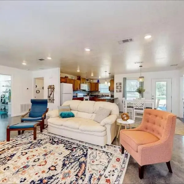 Pensacola Coastal Retreat Near UWF Family-friendly，位于Olive的酒店