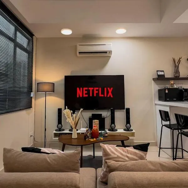 Modern Minimalist Home Retreat near Lake Garden，位于太平的酒店