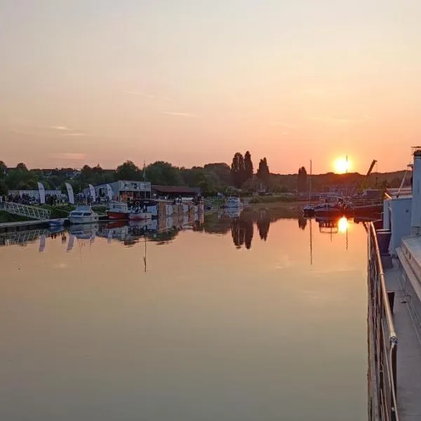 Odyssée gîte sur Péniche，位于Saint-Valéry-sur-Somme的酒店