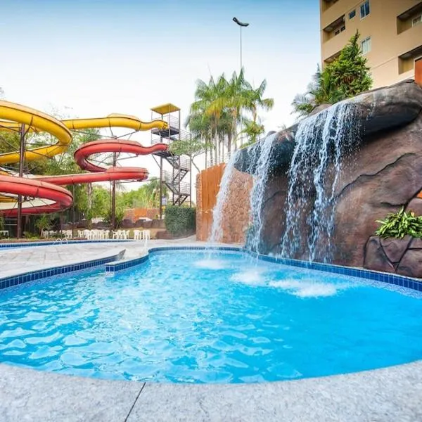 ÁGUAS TERMAIS NATURAIS nas PISCINAS com ÁGUAS QUENTES 24 HORAS acesso GRÁTIS aos PARQUES AQUÁTICOS dos RESORTS GOLDEN DOLPHIN GRAND HOTEL do SUPREME e do EXPRESS os melhores HOTÉIS RESORTS com PARQUE AQUÁTICO em CALDAS NOVAS Garanta JÁ PROMOÇÃO QUALIDADE，位于热河市的酒店