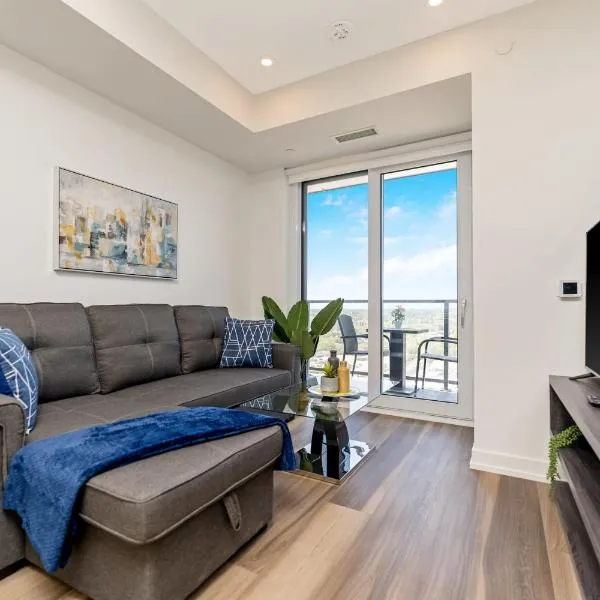 Modern High Rise King bed Condo with Private Balcony，位于基奇纳的酒店