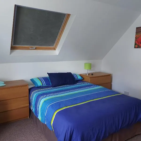 Chezzas Homestay with private bathroom and free driveway parking，位于浦耳的酒店