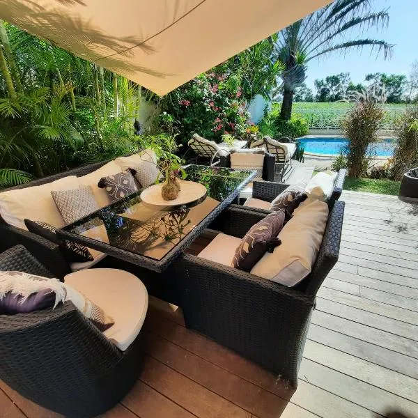 Jolie maisonnette, piscine, jacuzzi，位于Sainte-Suzanne的酒店