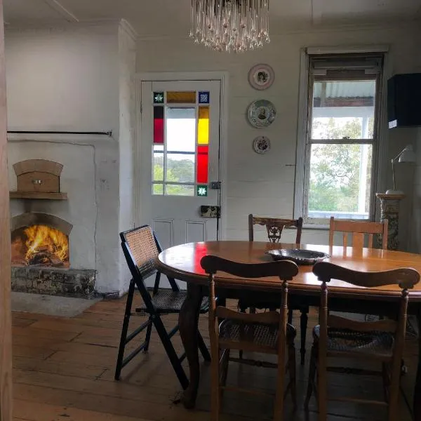 Original 1895 cottage with magnificent uninterrupted views of valley，位于黑荒地的酒店