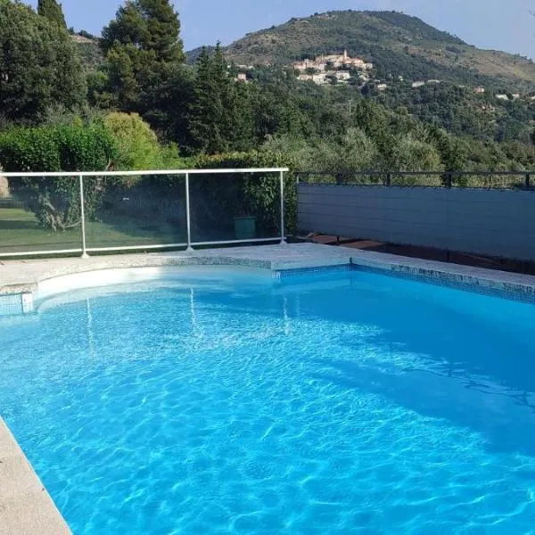 La Bastide, Chambre d'hôtes，位于Castagniers的酒店