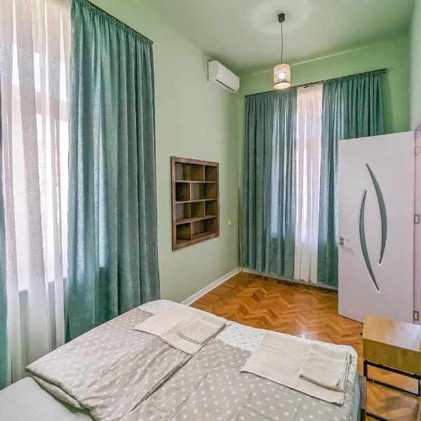 Guest House Sector 30，位于库塔伊西的酒店
