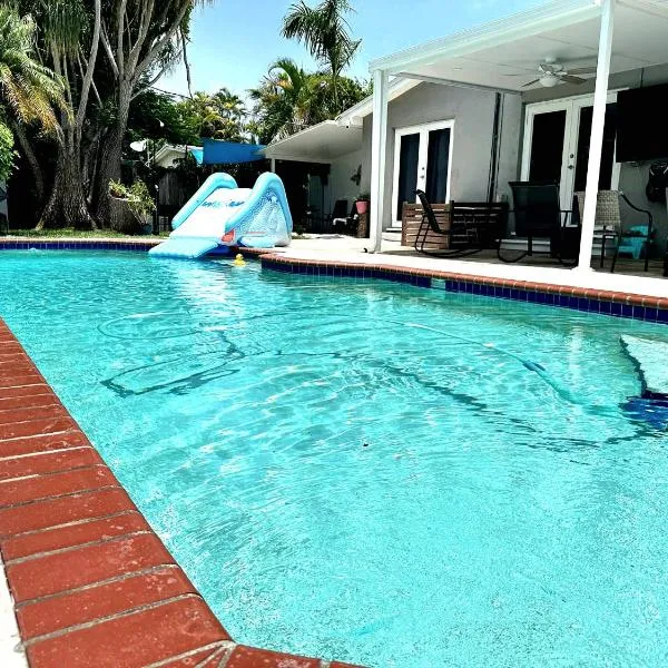 Pool House Resort heated swimming pool family getaway，位于卡特勒湾的酒店