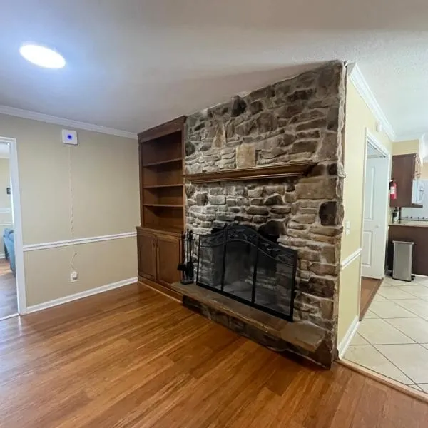 4-bedroom Duplex with AC and WiFi in Dalton GA，位于道尔顿的酒店