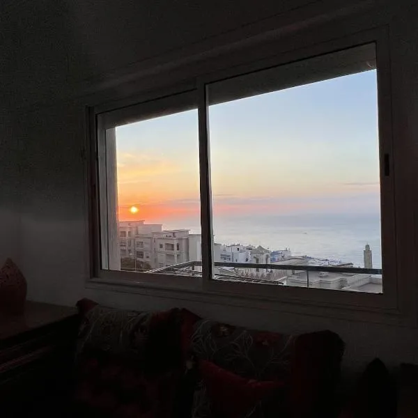 Sea-Facing Apartment with Balcony，位于胡塞马的酒店