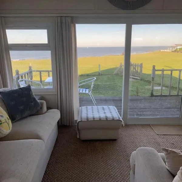 Stunning sea view beach front bungalow Bacton，位于伯克顿的酒店