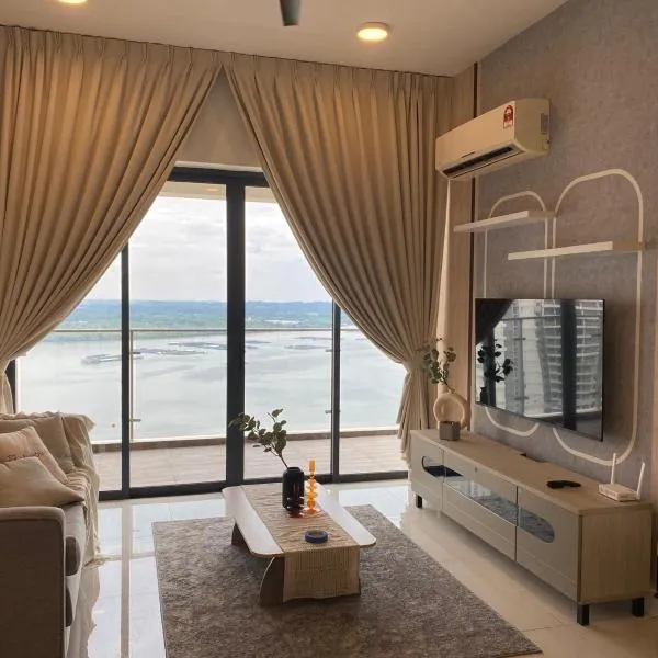 Cozy Beachfront Seaview with 2 CarParks FOC Netflix Access and YouTube Premium 3Beds3Bath 6-11pax by Minshuku，位于新山的酒店