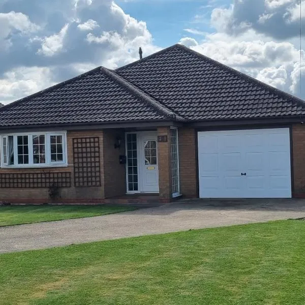 Spacious & Upmarket 2 Bedroom Detached Bungalow in Boston，位于波士顿的酒店