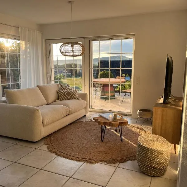 Boho appartement dans villa à Grandson，位于Grandson的酒店