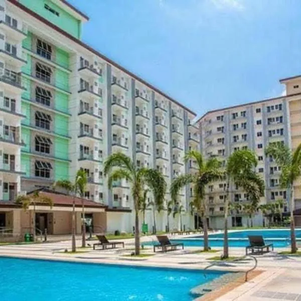 Entire unit with balcony at SMDC Field Residences, behind Sucat near NAIA，位于马尼拉的酒店