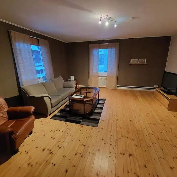 Spacious three-room apartment with balcony，位于吕勒奥的酒店