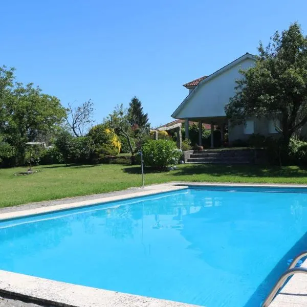 Chalet con piscina，位于图伊的酒店