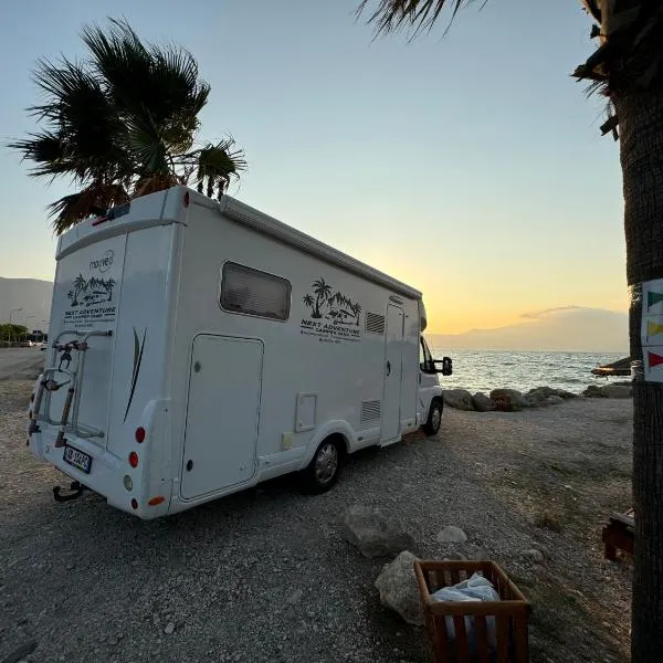 Camper Van For Rent，位于地拉那的酒店