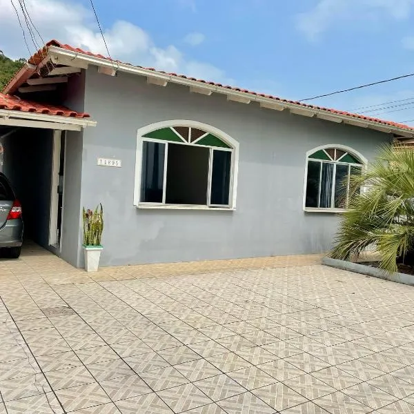 Casa em frente ao mar no Ribeirão da Ilha，位于弗洛里亚诺波利斯的酒店