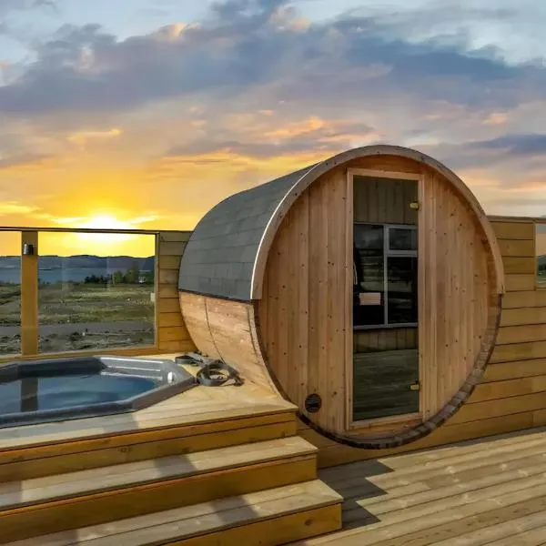 Þingvallavatn Hot Tub Sauna 2024 Built Cabin，位于Veiðilundur的酒店