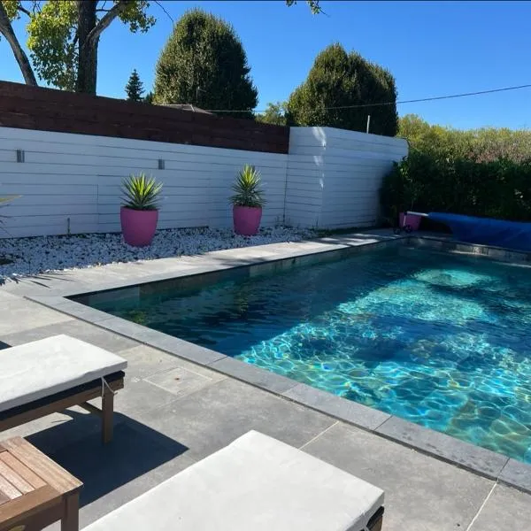 Magnifique maison piscine 15 min de Bordeaux et proche saint Emilion avec wifi，位于Sadirac的酒店