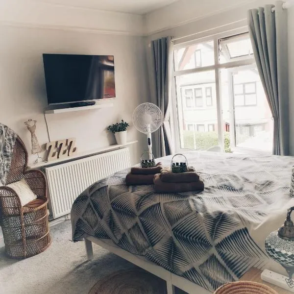 Aqua View, New Brighton Beach - 1 bedroom apartment #Liverpool #Beatles，位于新布赖顿的酒店