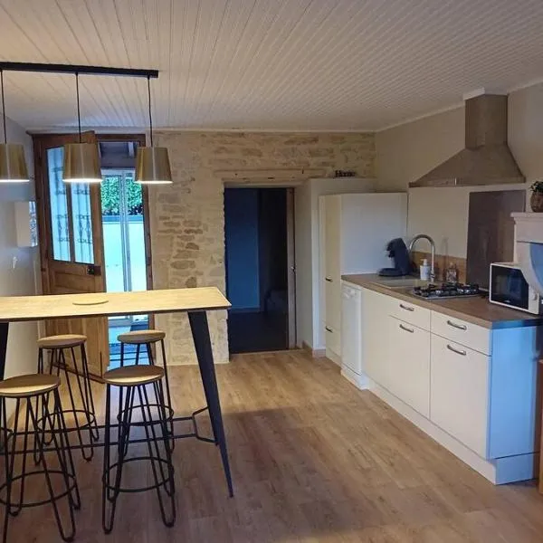 Petite maison en pierre au calme avec extérieur，位于蒙特百里特的酒店