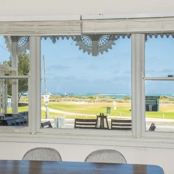 Docs Cottage - Ocean Views，位于兰斯林的酒店