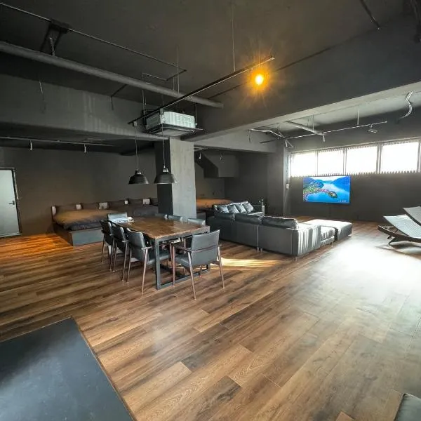 Black Villa Naha 最大8名宿泊可 136平米 美栄橋駅 徒歩1分，位于Tomari的酒店