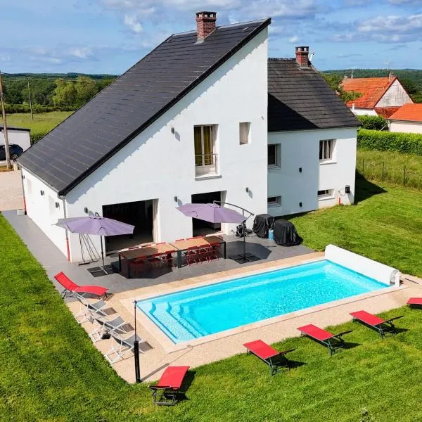 Les retrouvailles des Ducs by Vindihouses - piscine chauffé toute l'année - billard，位于Magnien的酒店