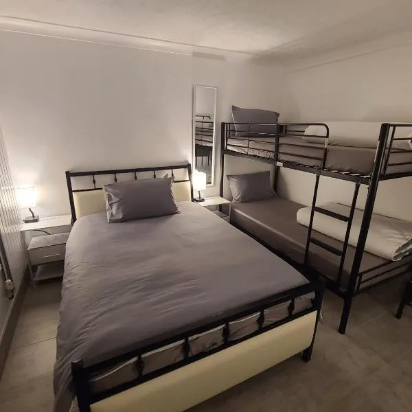 RoomZ-GATWICK-LONDON-Airport Parking-Travel Service，位于Ifield的酒店