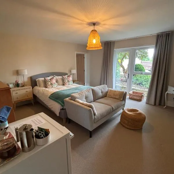 Brand New Self contained garden guest suite，位于Corsley的酒店