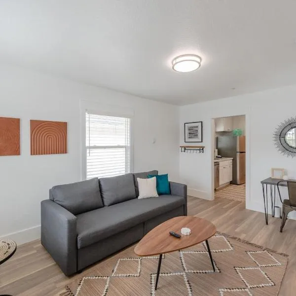 #StayinMyDistrict Coos Bay Goldfinch Cottage，位于库斯贝的酒店
