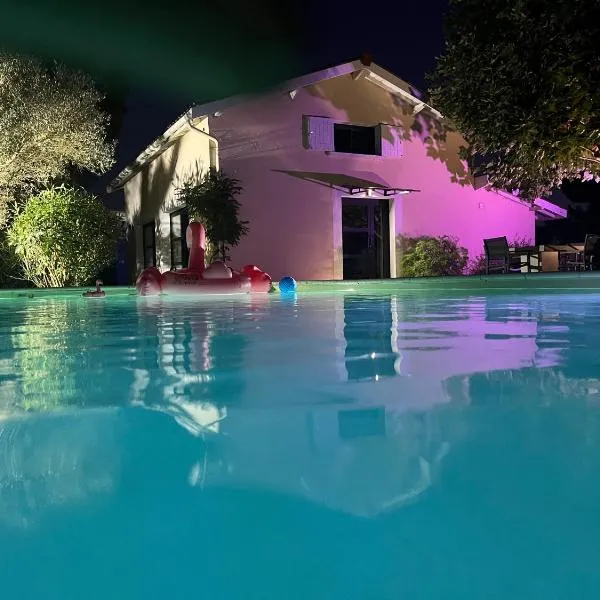 L Escale Girondine avec son spa, son sauna et sa piscine privative，位于La Lande-de-Fronsac的酒店