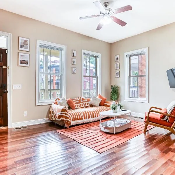 Big Yard, BBQ - Near DT, Starland & River St - Parking，位于萨凡纳的酒店