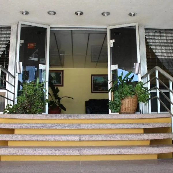 Hotel Dinastía Colima，位于Villa de Alvarez的酒店