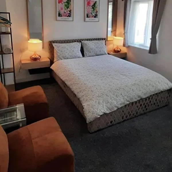 Luton Lodge - 5 mints Drive from Luton Airport ,Train Station ,Town Centre , Bedford Uni , Newly refurb 4 Bed house , Free WiFi , Free Off Street Parking，位于卢顿的酒店