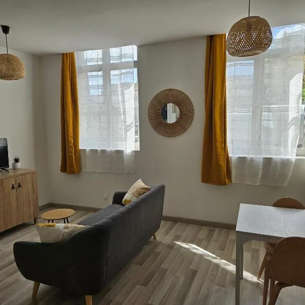 Chez Home，位于瓦朗西纳的酒店