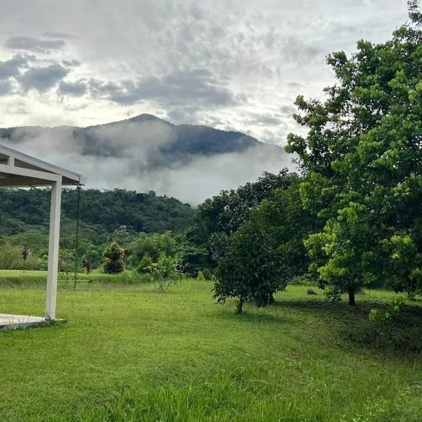 Orchard Lake House - Entire bungalow, 4 rooms, 9 beds, 13 persons，位于Behrang Hulu的酒店