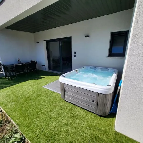 Rez-de-jardin de Maison avec spa et borne d'arcade，位于欧里亚克的酒店